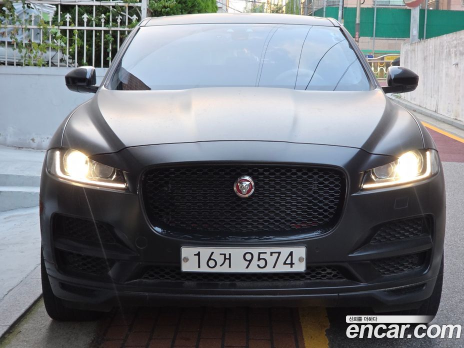 Jaguar F-PACE фото 3