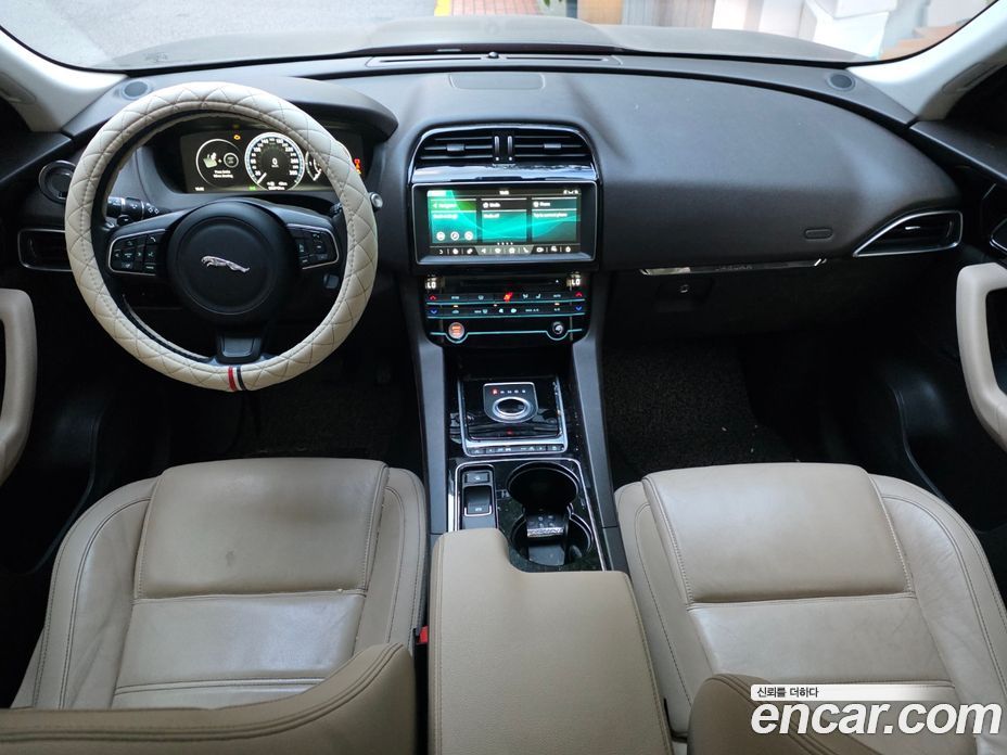 Jaguar F-PACE фото 10