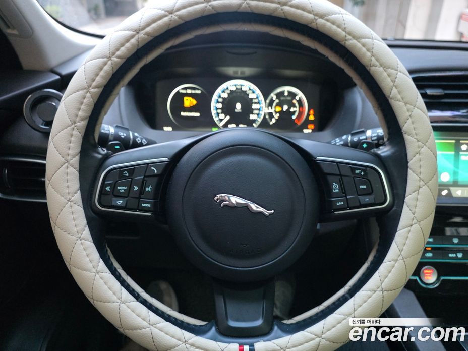 Jaguar F-PACE фото 11