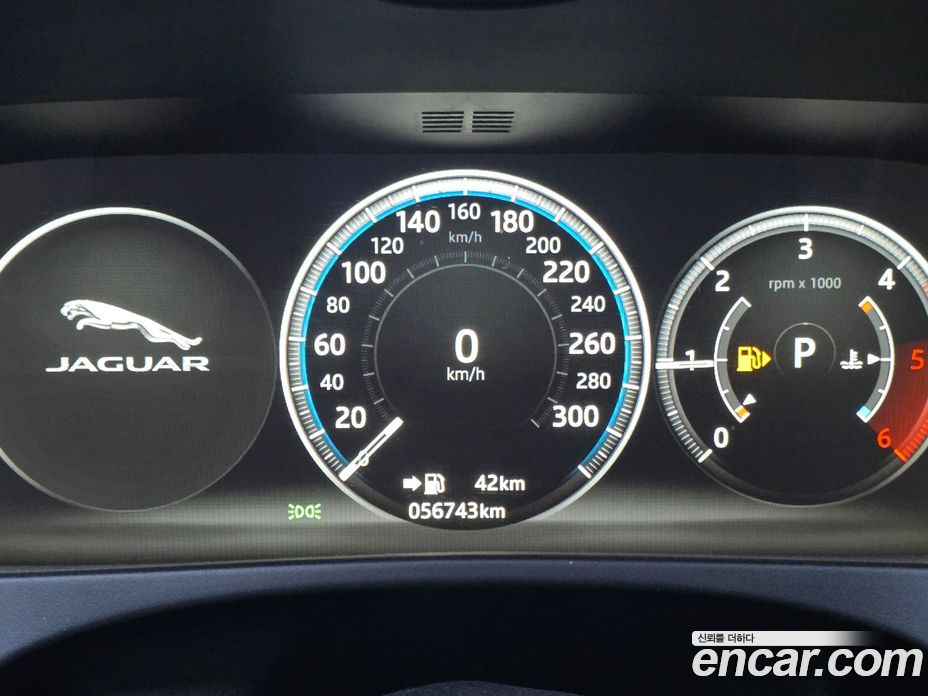 Jaguar F-PACE фото 12