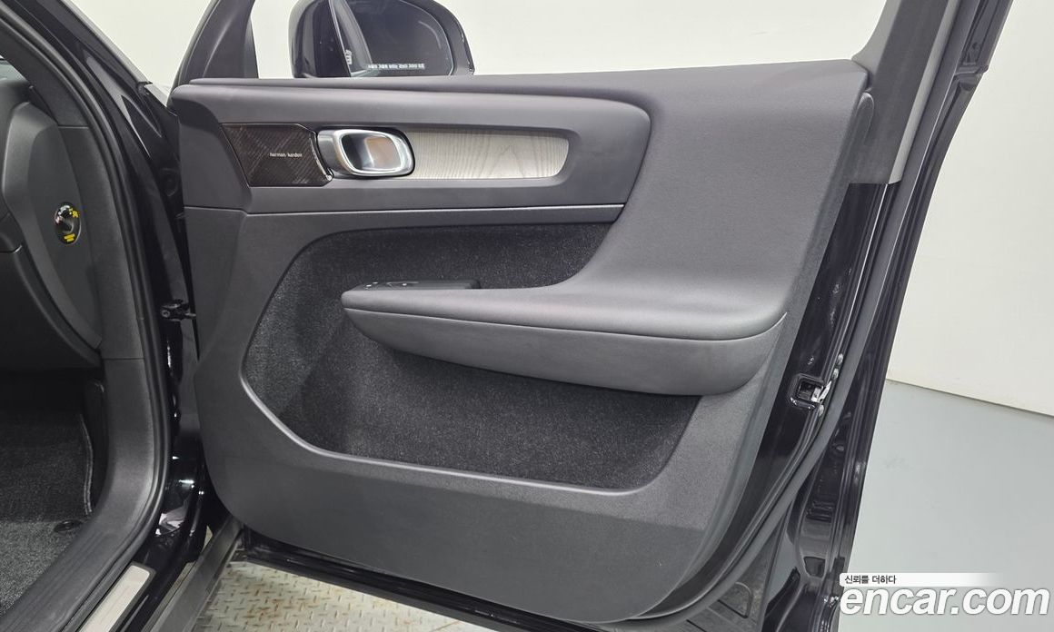 Volvo XC40 фото 24