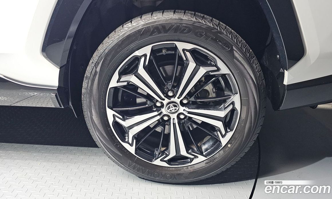 Toyota RAV4 5th Gen фото 21