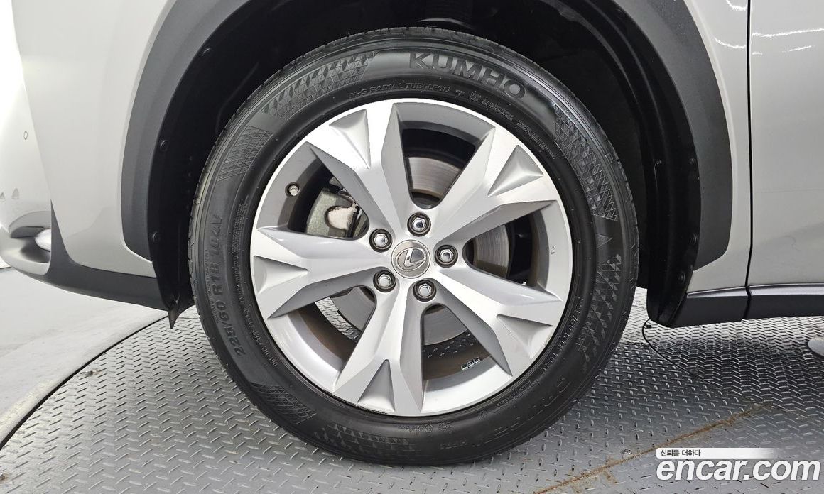 Lexus NX200t фото 5