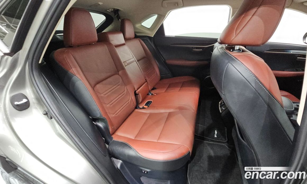 Lexus NX200t фото 11