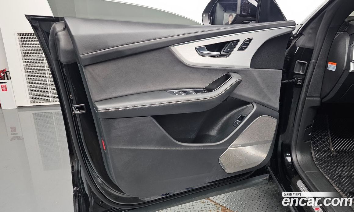 Audi Q8 (4M) фото 24