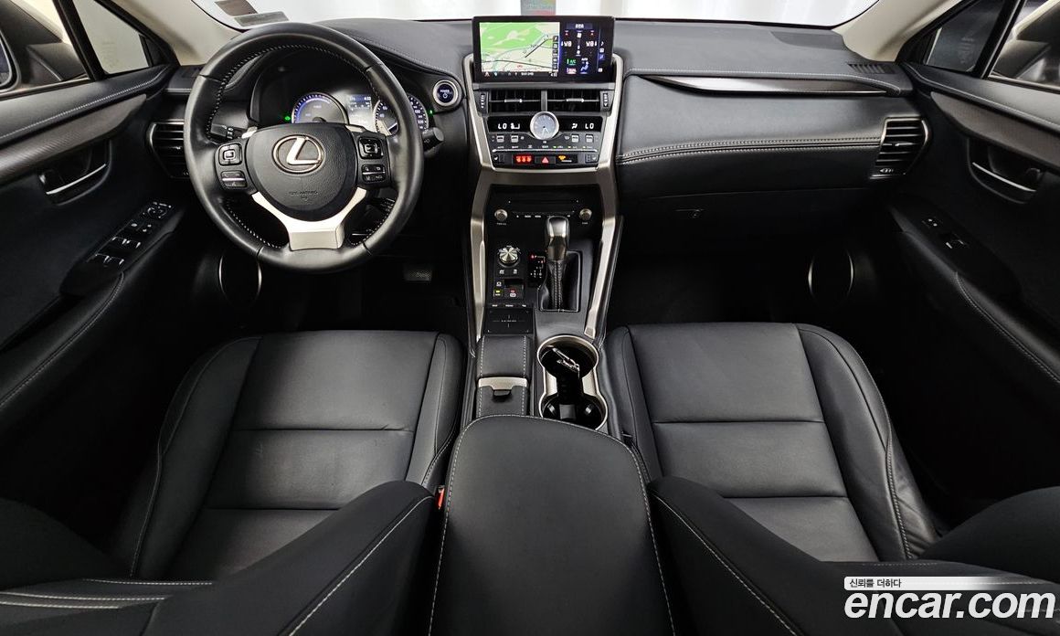 Lexus NX300h фото 7