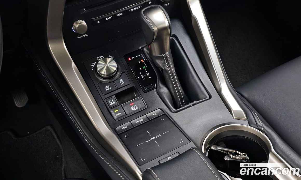Lexus NX300h фото 9