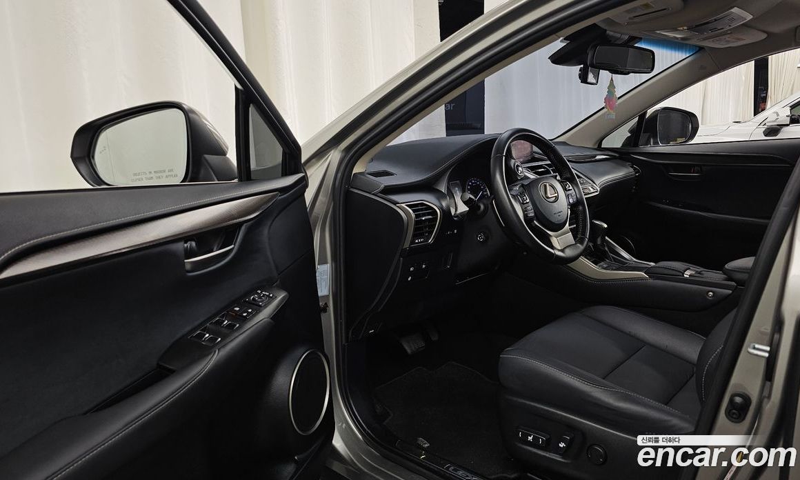 Lexus NX300h фото 10