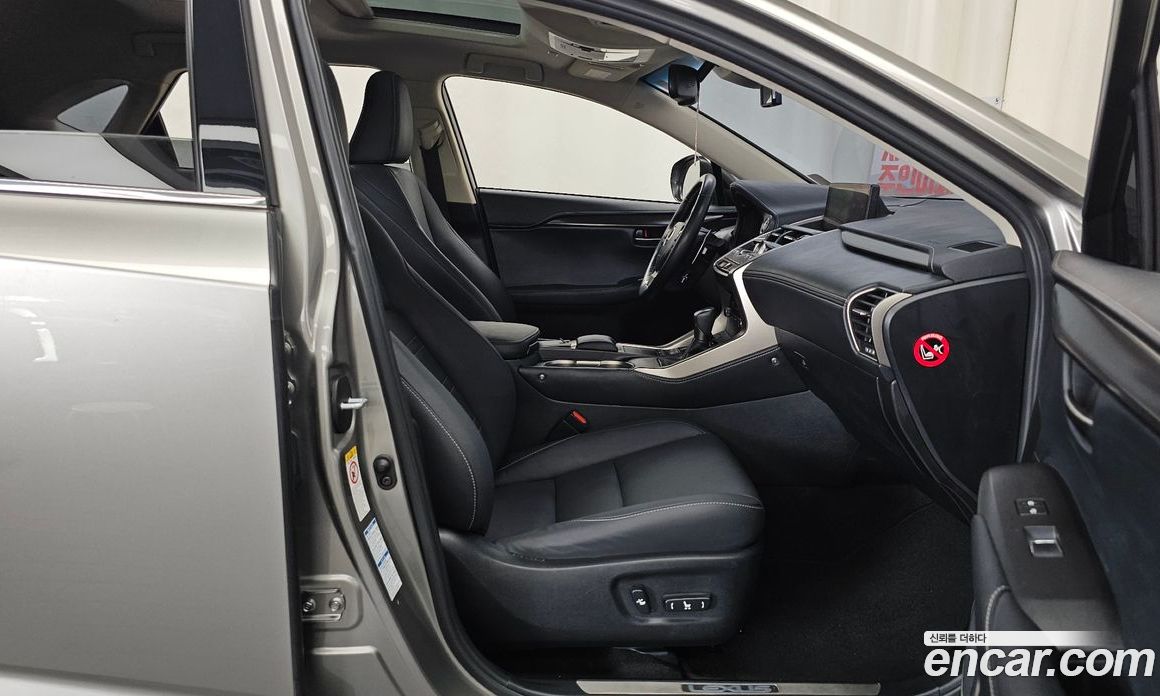 Lexus NX300h фото 11