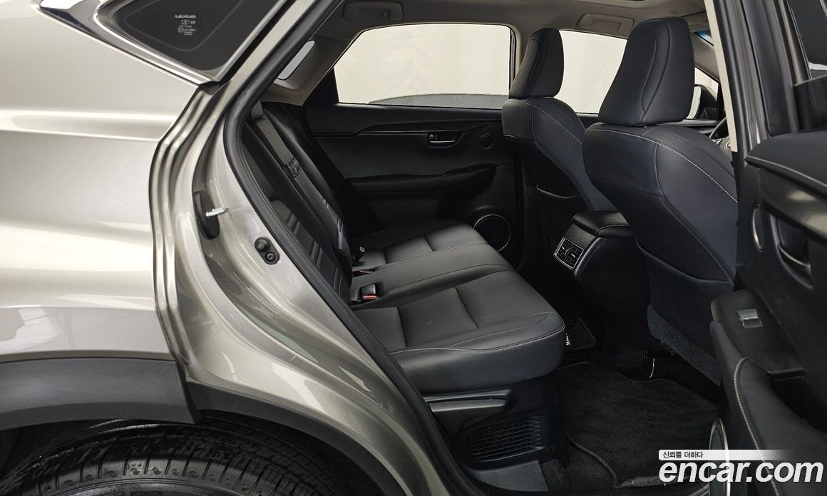 Lexus NX300h фото 12