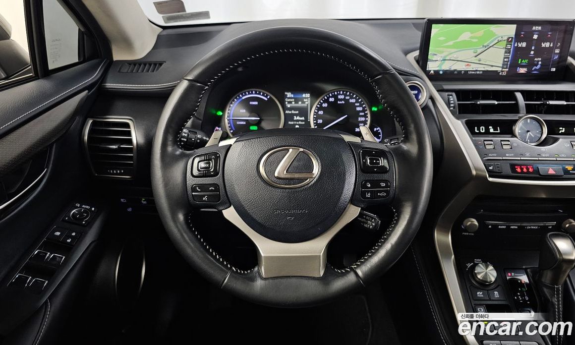 Lexus NX300h фото 13