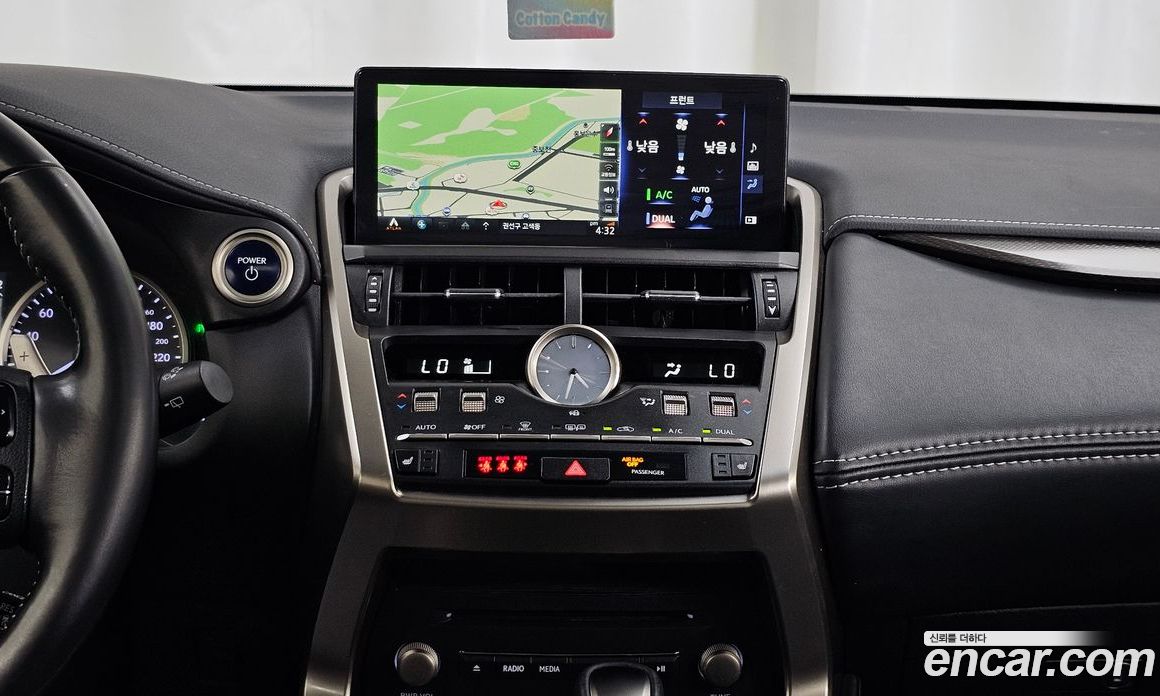 Lexus NX300h фото 14
