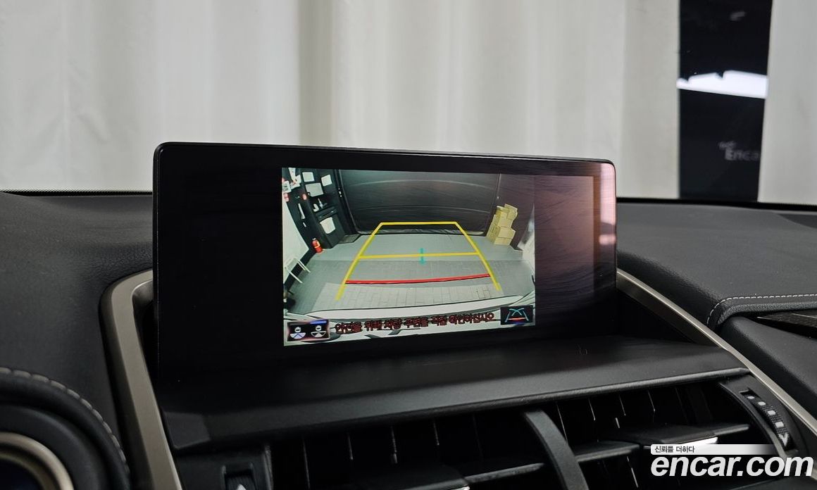 Lexus NX300h фото 15