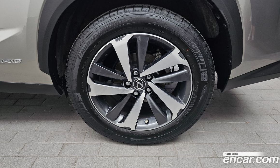 Lexus NX300h фото 21