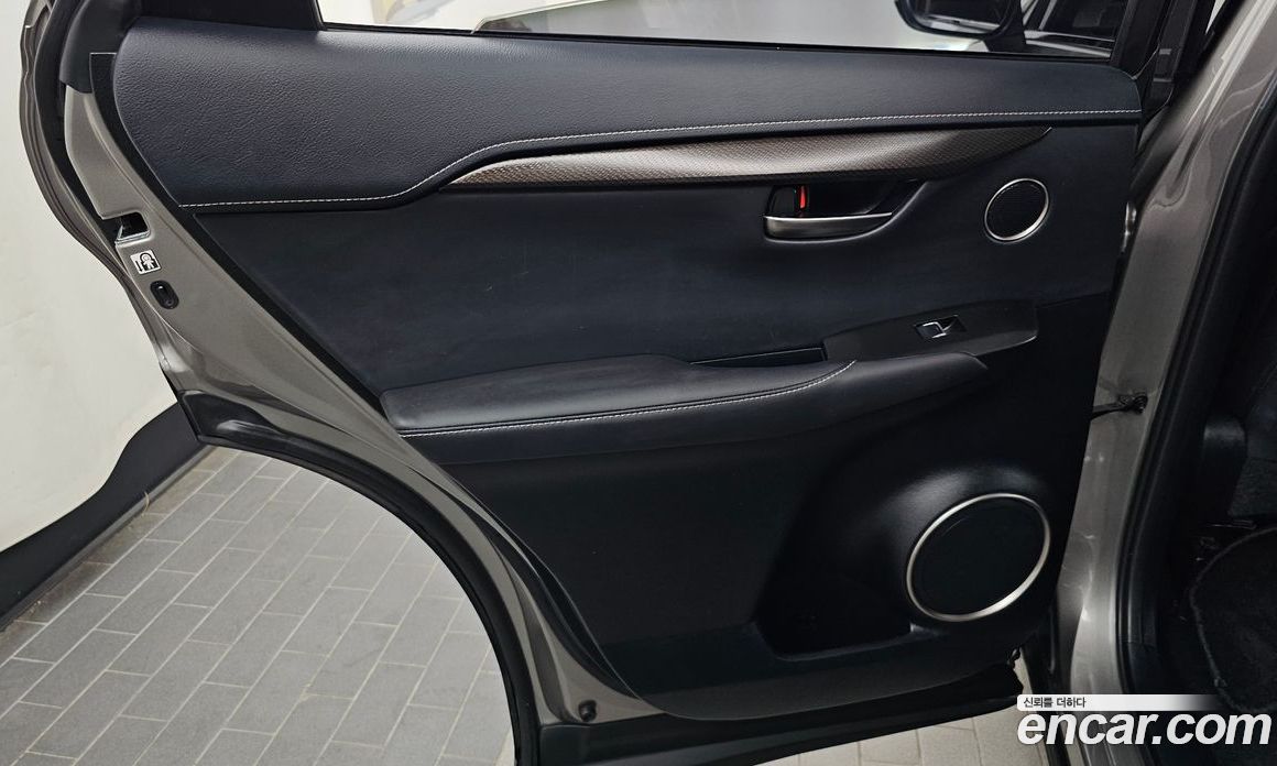 Lexus NX300h фото 25
