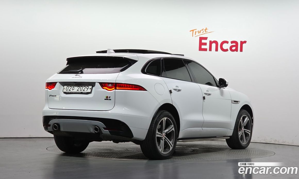 Jaguar F-PACE фото 2