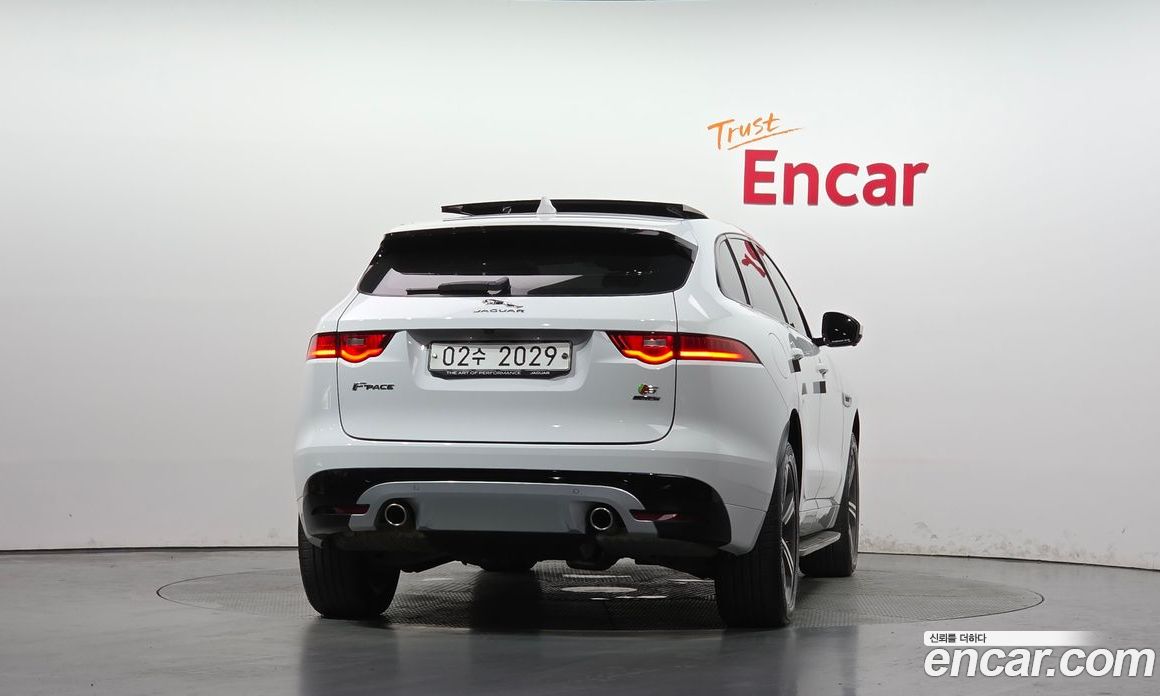 Jaguar F-PACE фото 4