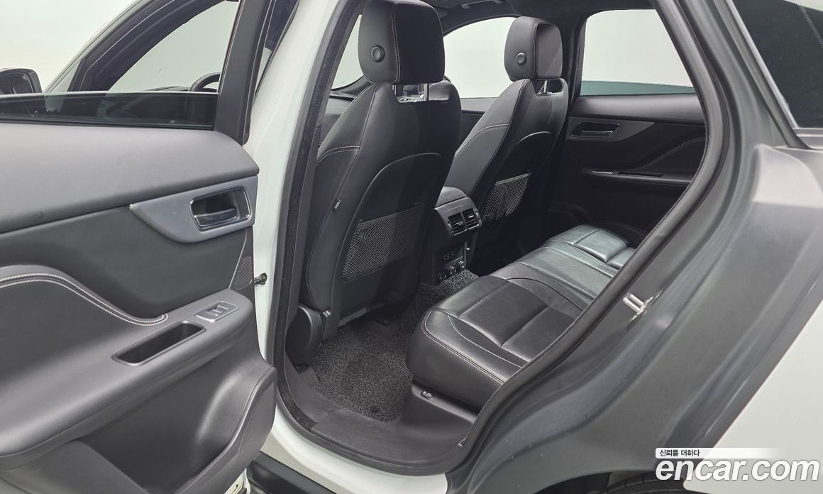 Jaguar F-PACE фото 12