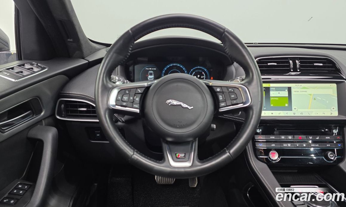 Jaguar F-PACE фото 13
