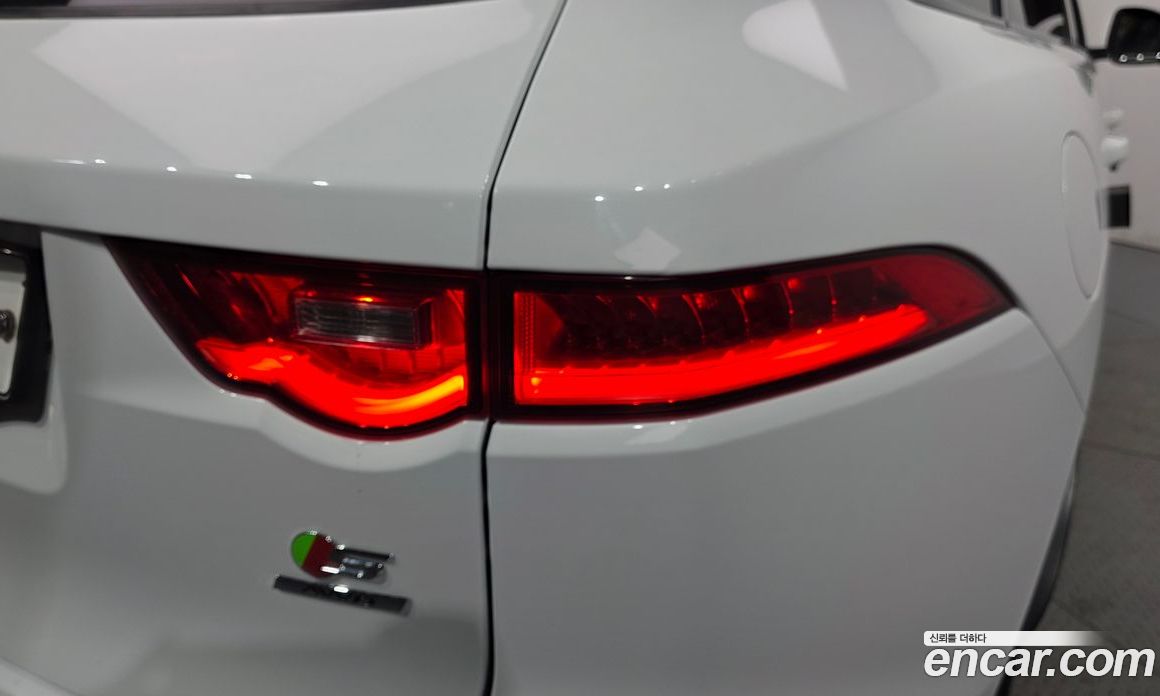 Jaguar F-PACE фото 23