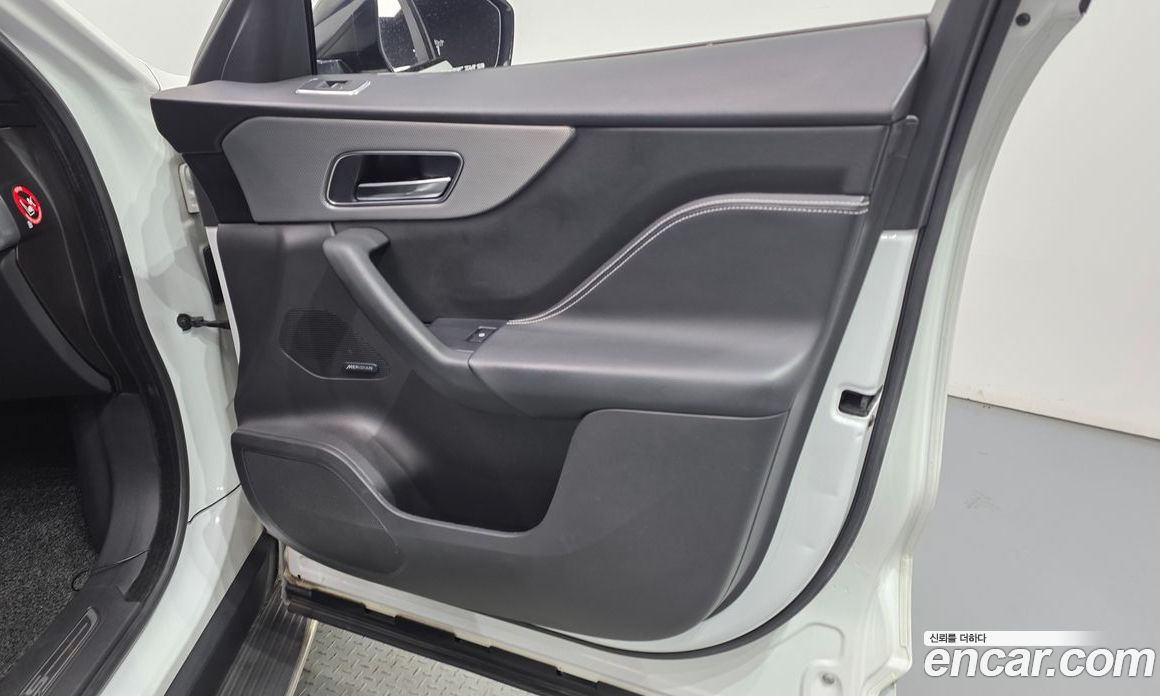 Jaguar F-PACE фото 24