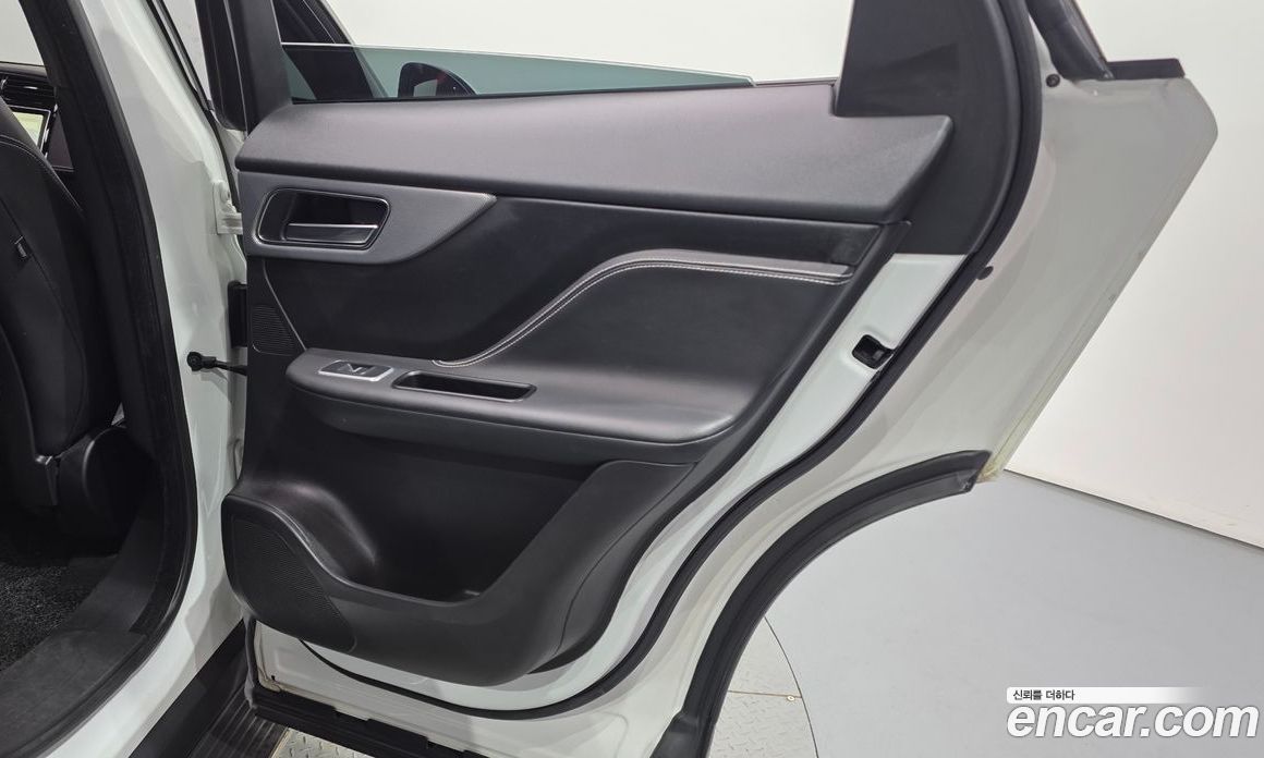 Jaguar F-PACE фото 25