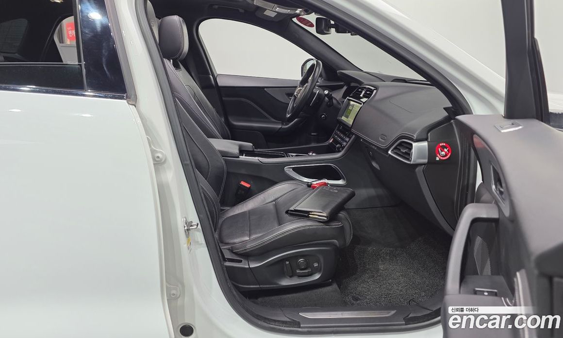 Jaguar F-PACE фото 26