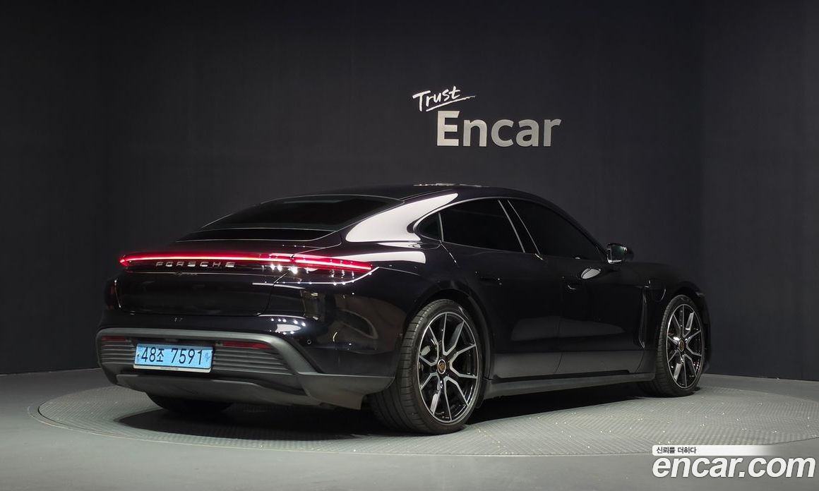 Porsche Taycan фото 2