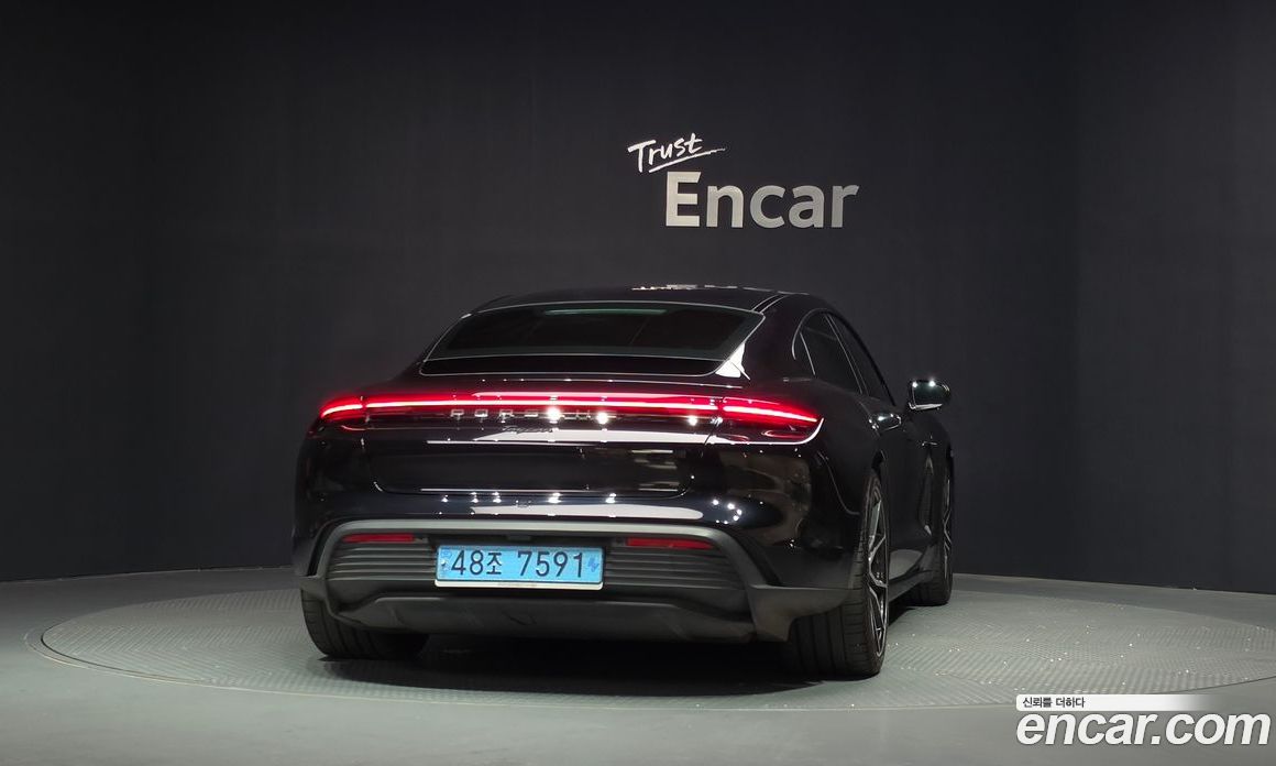 Porsche Taycan фото 4