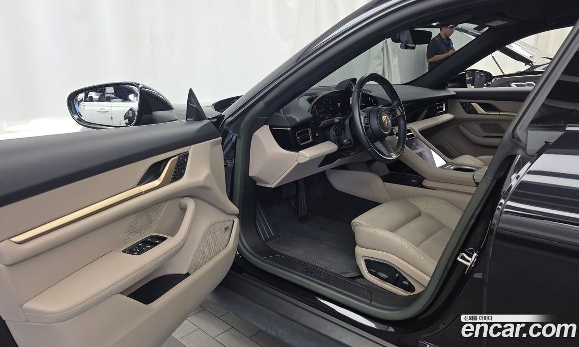 Porsche Taycan фото 10