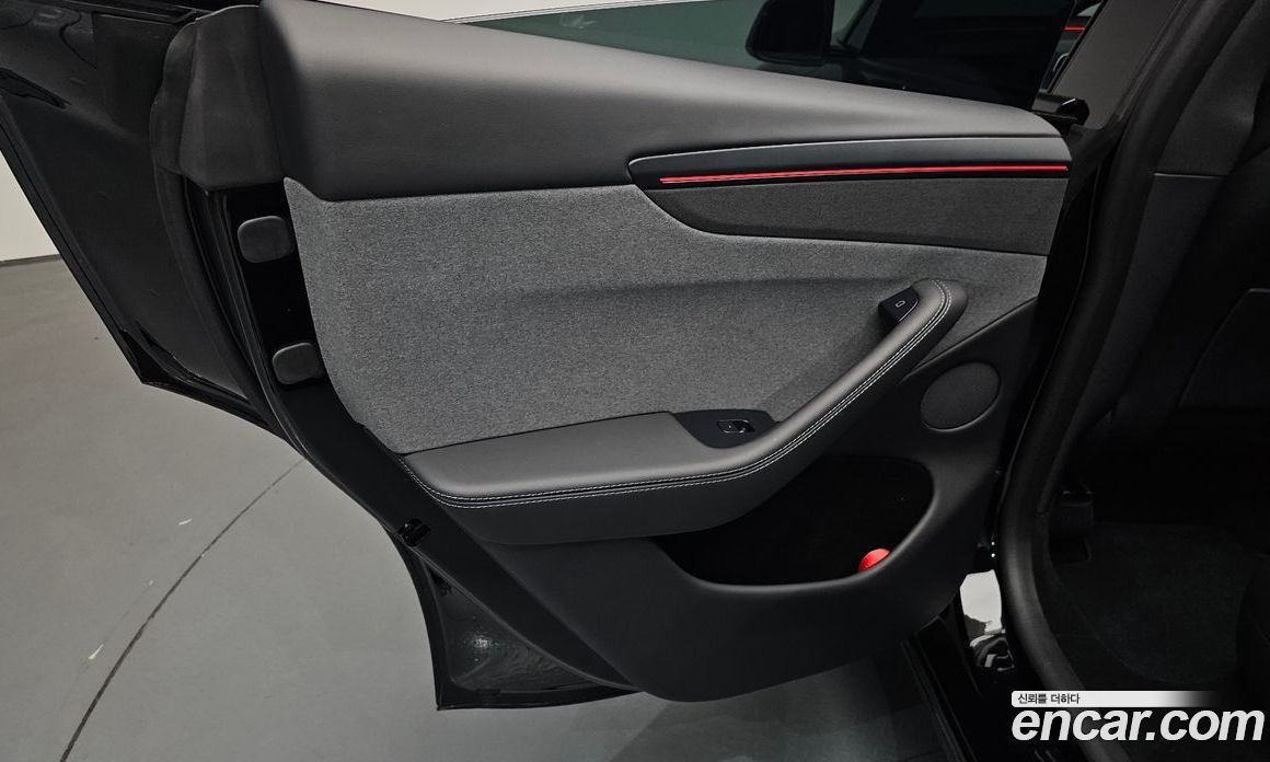 Tesla Model Y фото 25