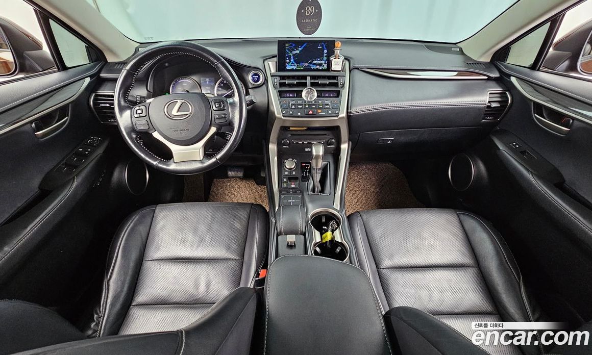 Lexus NX300h фото 7