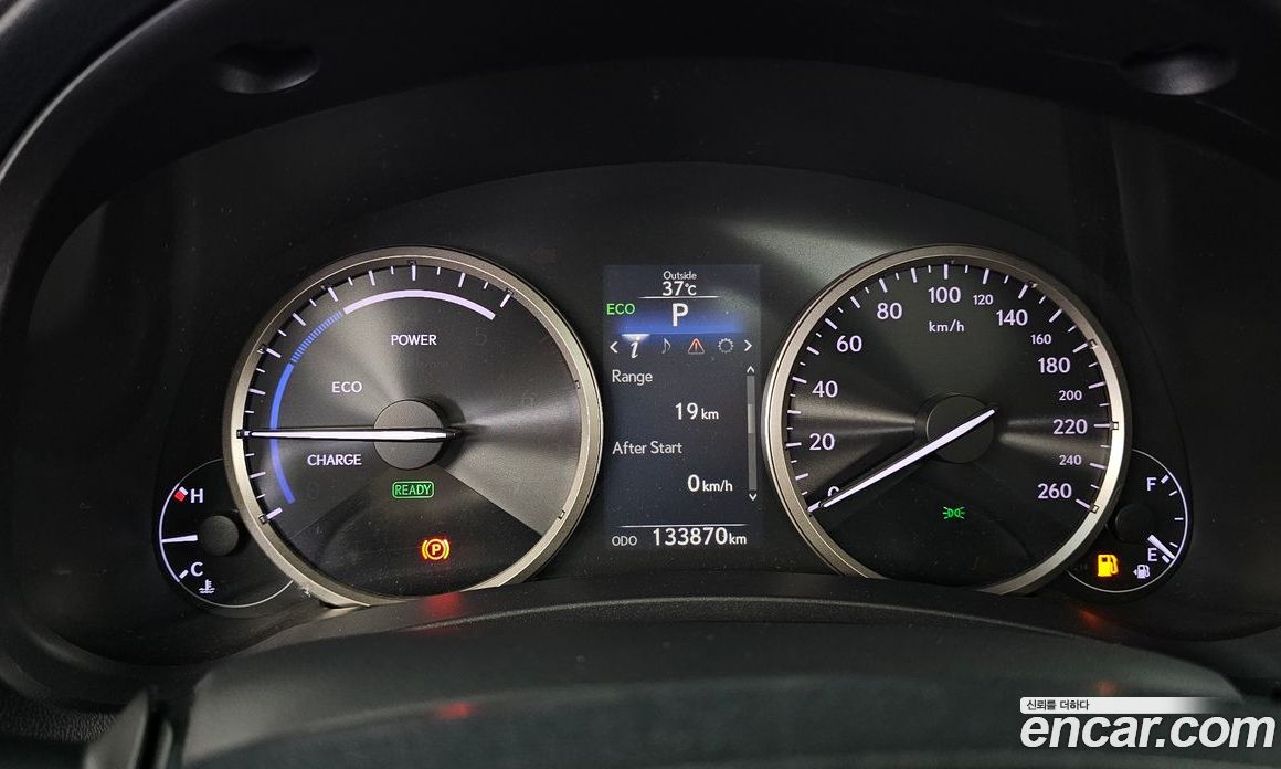 Lexus NX300h фото 8
