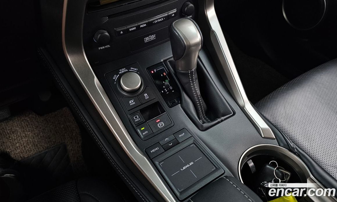 Lexus NX300h фото 9