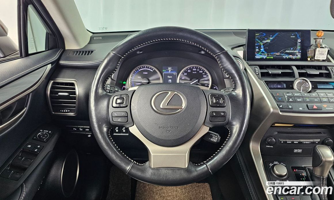 Lexus NX300h фото 13