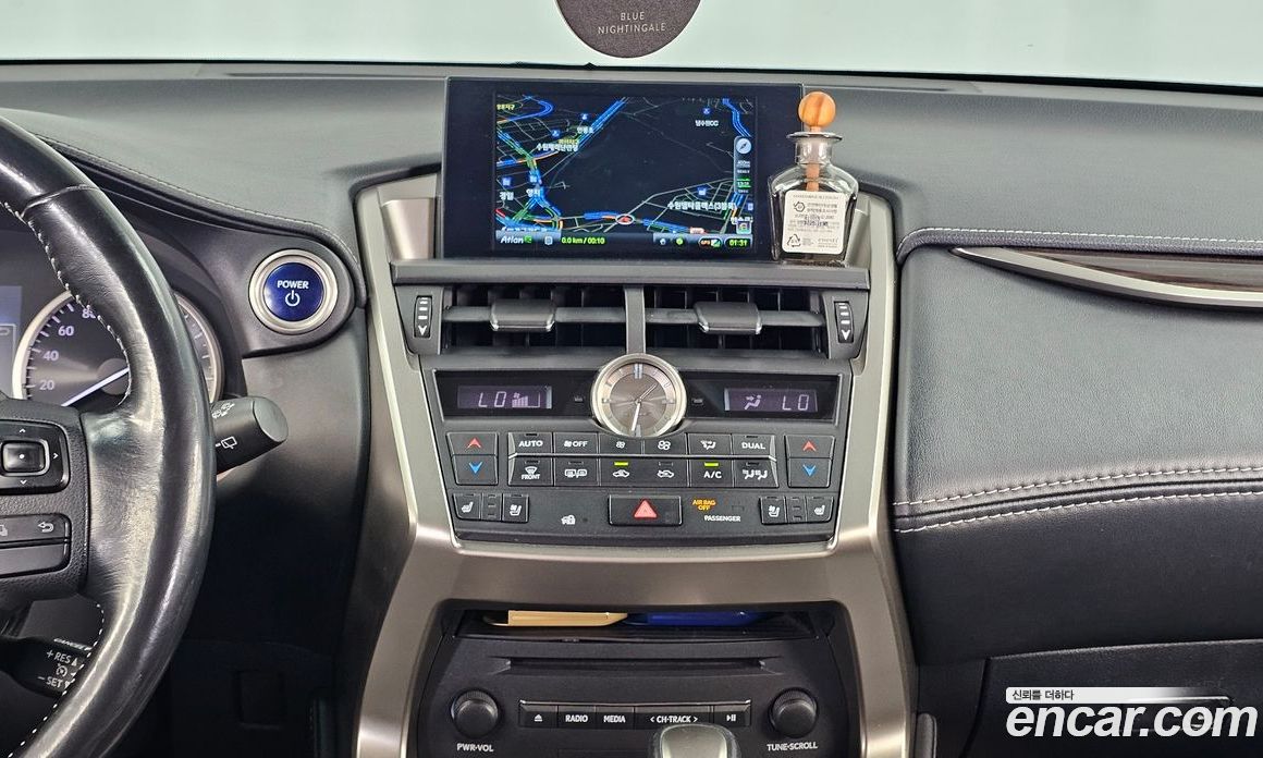 Lexus NX300h фото 14