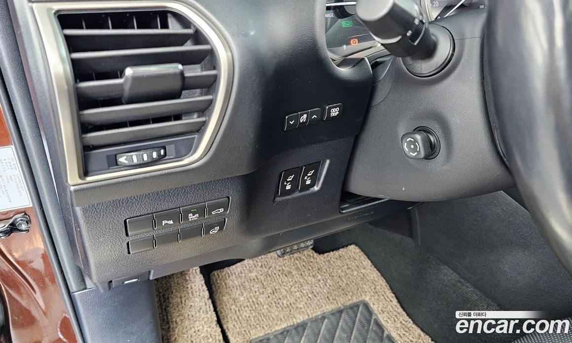 Lexus NX300h фото 16