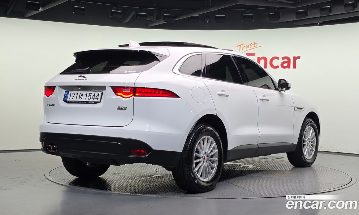 Jaguar F-PACE фото 2