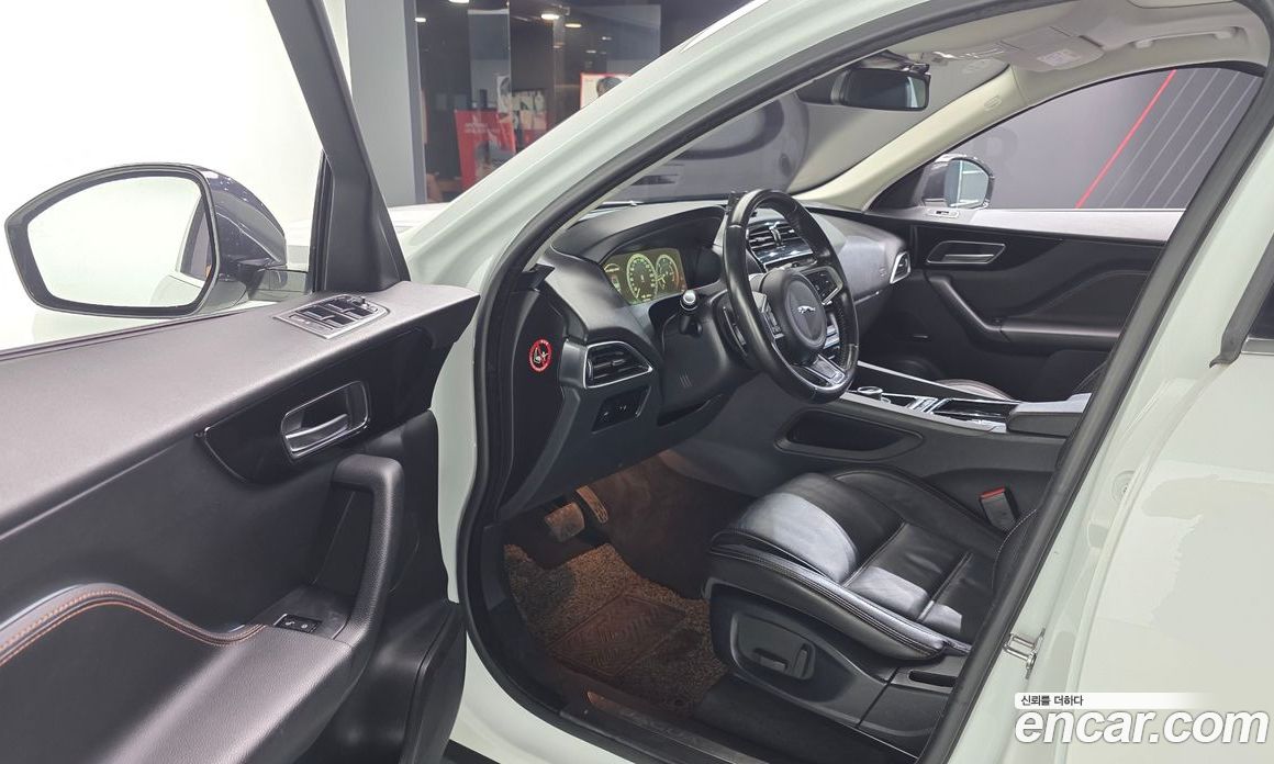 Jaguar F-PACE фото 10