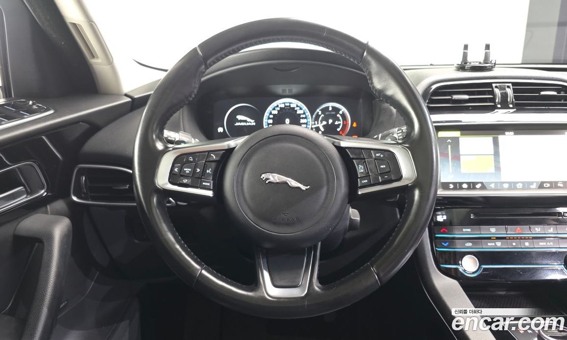 Jaguar F-PACE фото 13