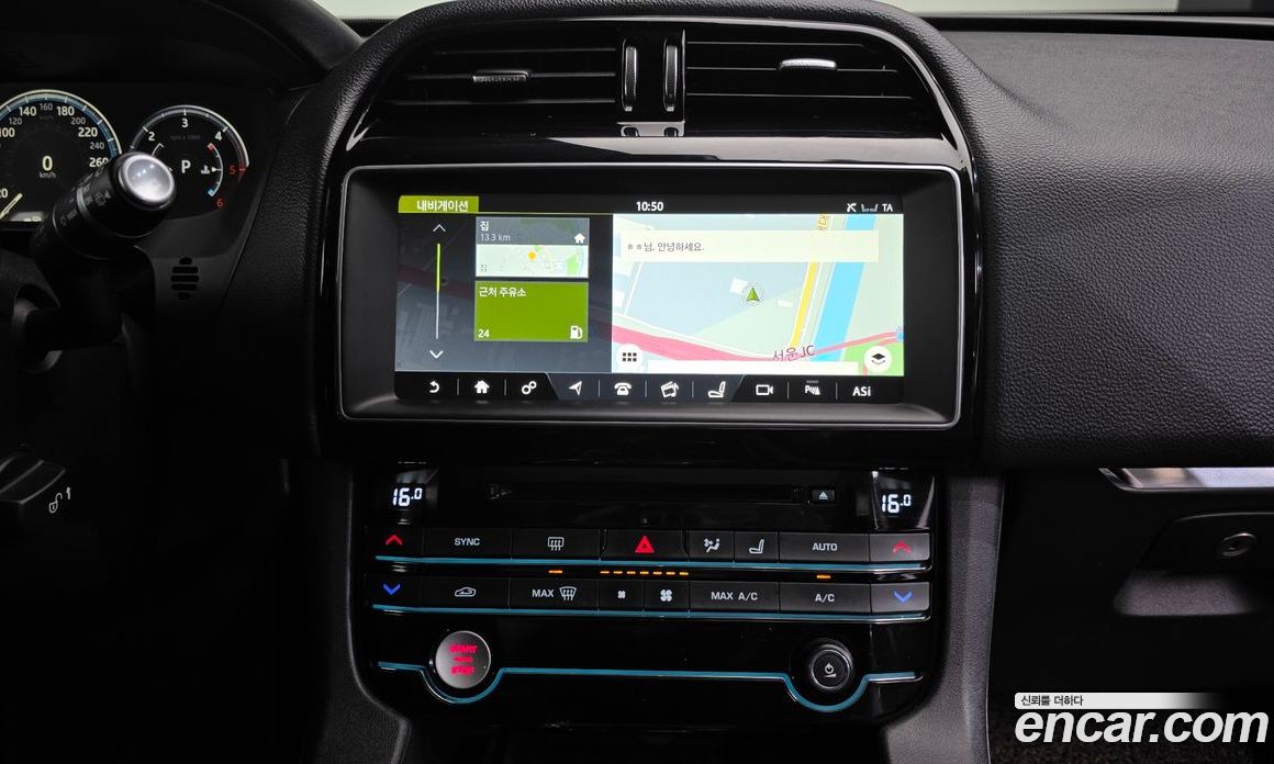 Jaguar F-PACE фото 14