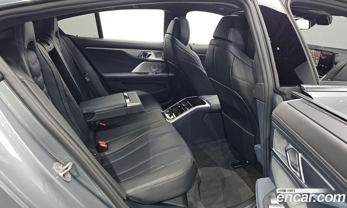 BMW 8-Series (G15) фото 11