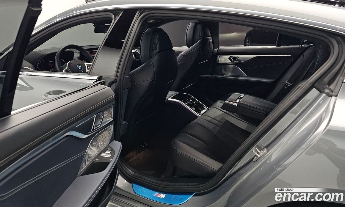 BMW 8-Series (G15) фото 12