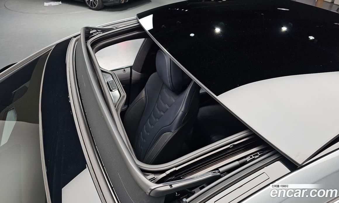 BMW 8-Series (G15) фото 19