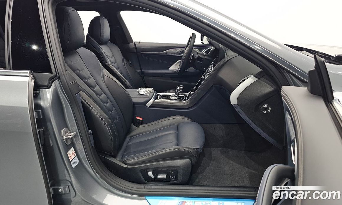 BMW 8-Series (G15) фото 26