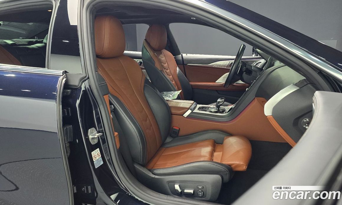 BMW 8-Series (G15) фото 10