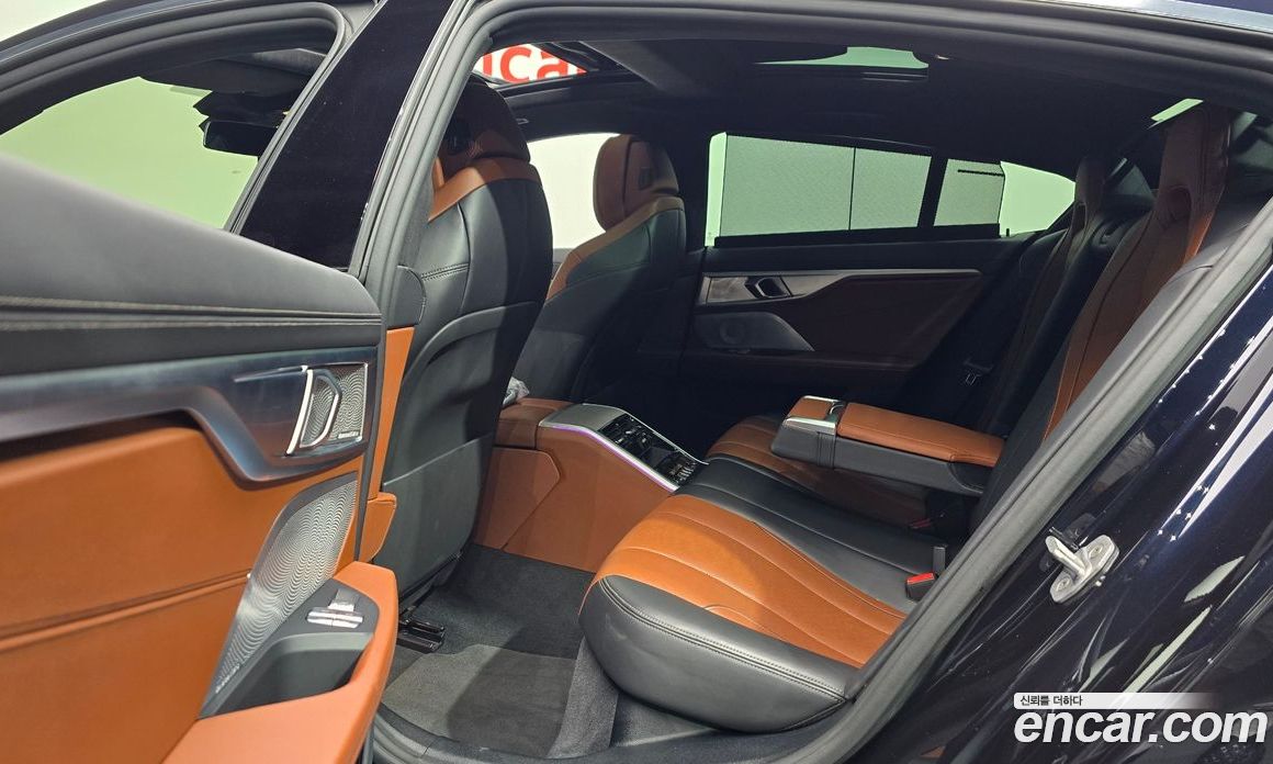 BMW 8-Series (G15) фото 12