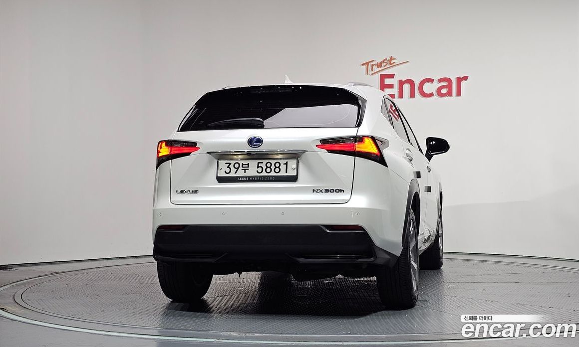 Lexus NX300h фото 4