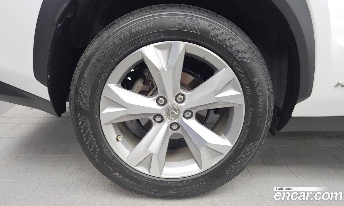 Lexus NX300h фото 5