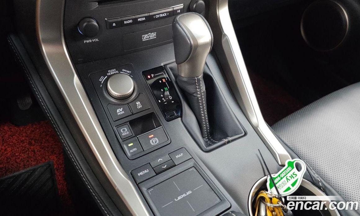 Lexus NX300h фото 9